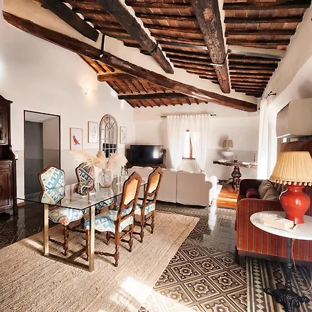 A Painting For Each Window With Air Conditioning! Daire