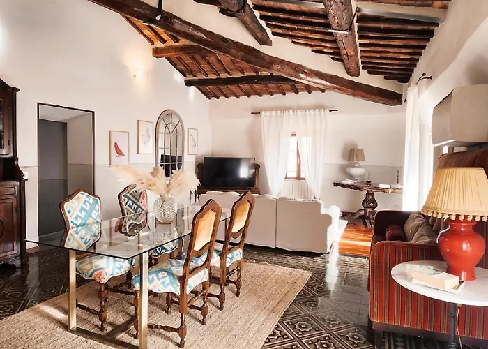 A Painting For Each Window With Air Conditioning! شقة