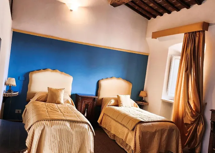 شقة A Painting For Each Window With Air Conditioning!