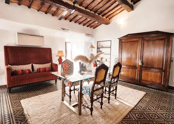 A Painting For Each Window With Air Conditioning! سيينا